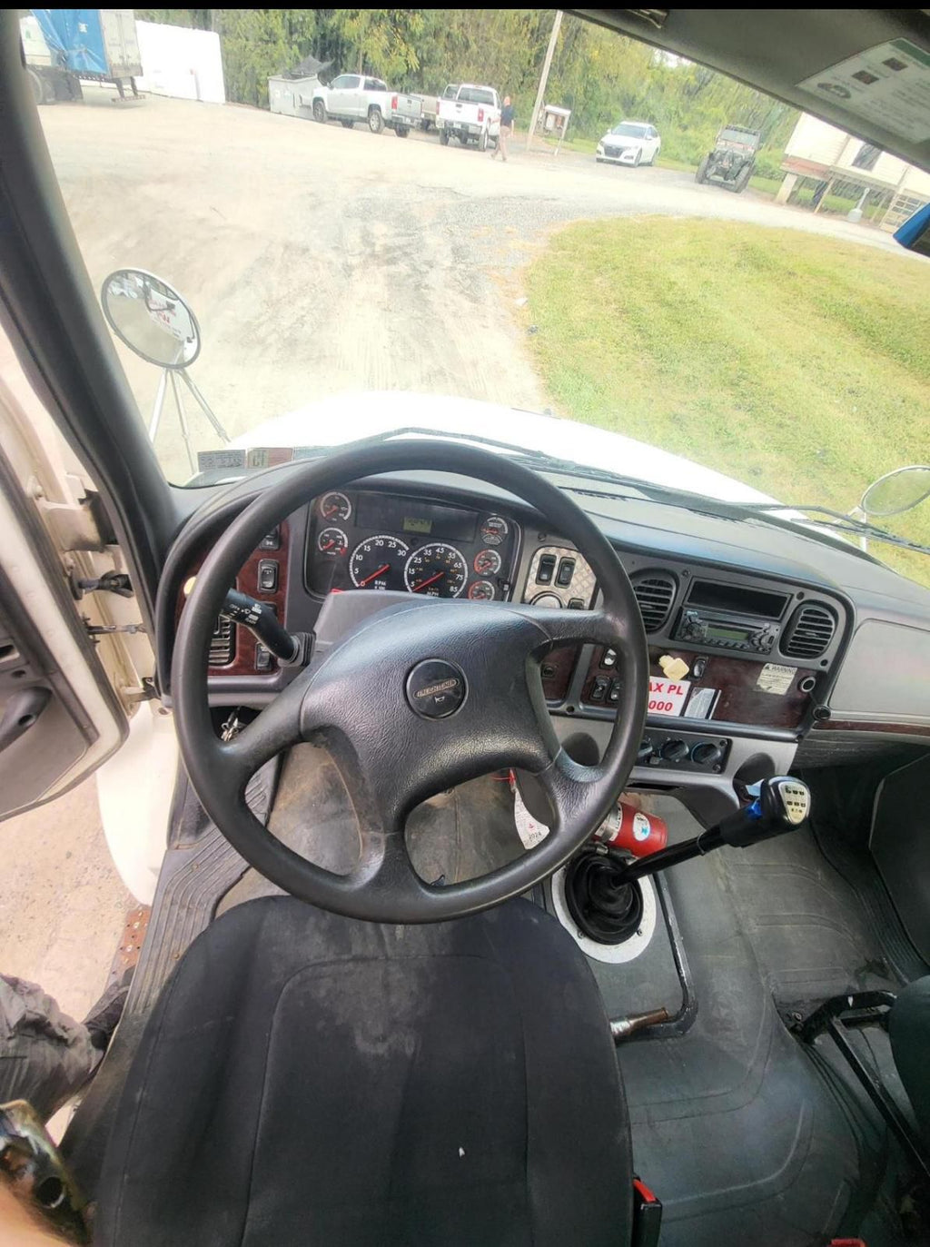 🚛 Camión Plataforma Freightliner M2 2011 + Montacarga Incluido