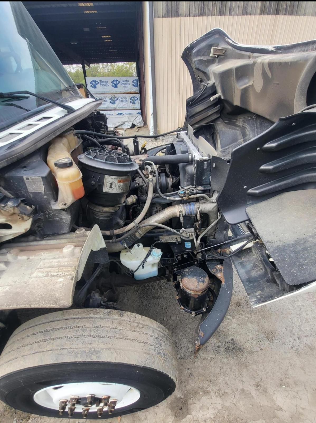 🚛 Camión Plataforma Freightliner M2 2011 + Montacarga Incluido