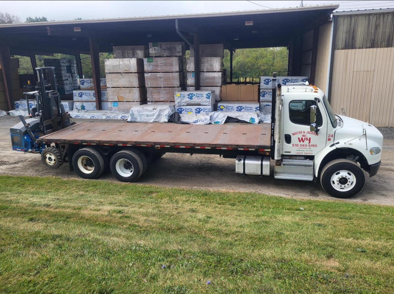 🚛 Camión Plataforma Freightliner M2 2011 + Montacarga Incluido