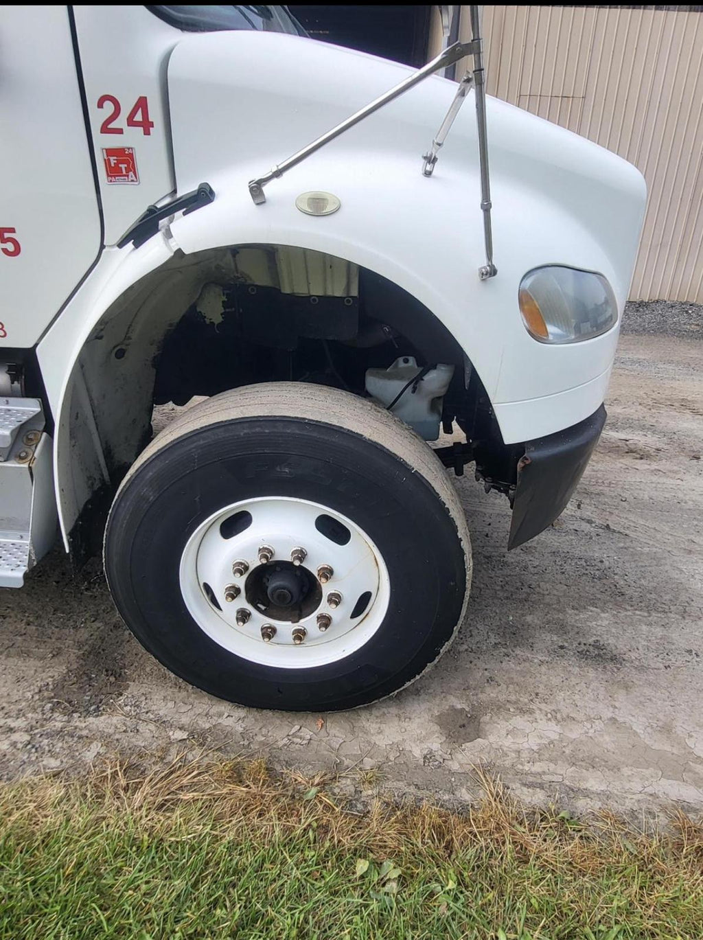 🚛 Camión Plataforma Freightliner M2 2011 + Montacarga Incluido